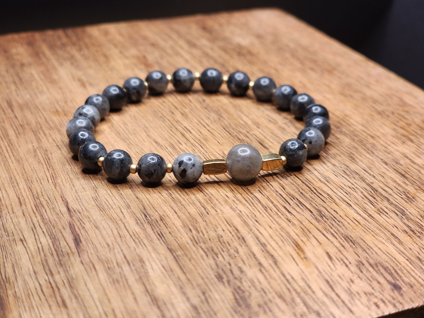 "Guardian’s Light" – Labradorite Bracelet